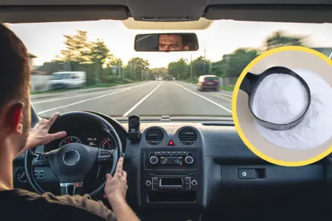 Wnętrze samochodu, kierowca jedzie drogą. Obok zdjęcie sody oczyszczonej, która może pomóc zneutralizować nieprzyjemny zapach octu w samochodzie.