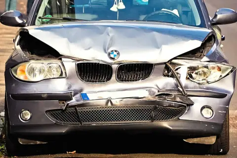Uszkodzony BMW po wypadku. Zderzak, maska i reflektory są zniszczone. Wygląda na to, że czeka go szkoda całkowita, mimo że był w leasingu.