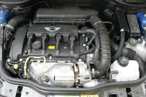 Silnik 1.6 VTi w Mini. Widoczne elementy układu dolotowego i osprzętu. Czy to wada fabryczna?
