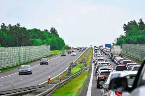 Długi korek na autostradzie. Samochody stoją w miejscu, a jazda pod prąd jest niemożliwa.