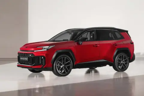 Nowe modele Toyoty: czerwony RAV4 GR SPORT z czarnym dachem i felgami, prezentujący sportowy charakter.