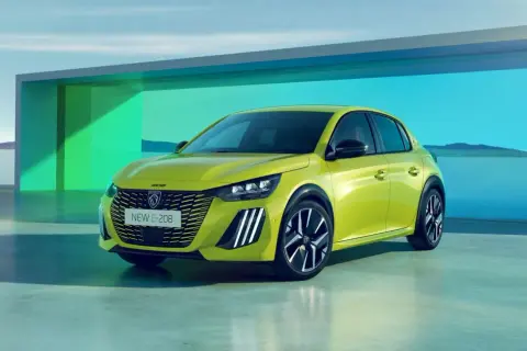 Nowy, jaskrawozielony peugeot elektryczny e-208 stoi na tle futurystycznej architektury i spokojnego krajobrazu.