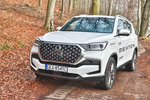 Biały SsangYong Rexton, suv z reduktorem, gotowy na leśne wyzwania.