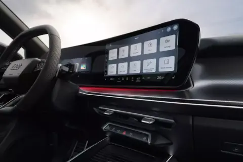 Nowoczesne audi q3 sportback wnętrze z dużym ekranem dotykowym, nawigacją, radiem i innymi funkcjami.