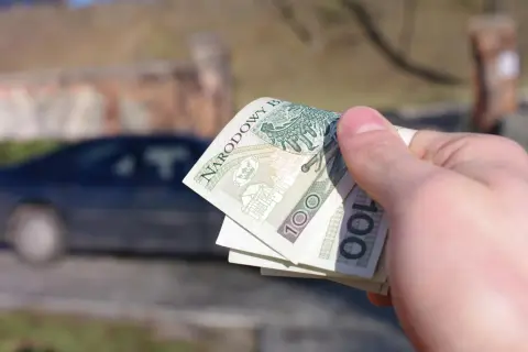 Gotówka na kupno auta za gotówkę. Czy urząd skarbowy będzie miał z tym problem? Zbliżenie na polskie banknoty 100 zł.