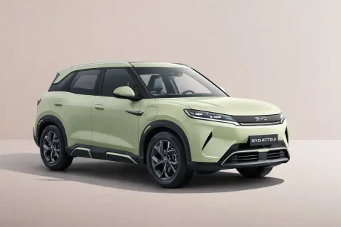 Jasnozielony suv elektryczny 4x4 BYD ATTO 2 prezentuje się nowocześnie.