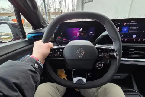 Wsiadam do auta, myśląc, że ropa drożeje, ale elektryk daje radę. Kierownica z ekranem i muzyką.