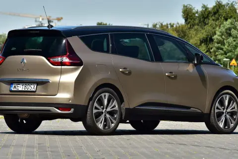 Złoty, dwukolorowy Renault Scenic, idealny na rodzinne wycieczki. Duże samochody rodzinne to komfort i przestrzeń dla każdego.