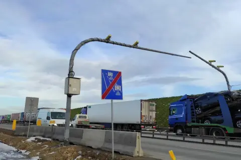 Korek na A1, znak końca odcinka pomiaru prędkości. Kierowcy zastanawiają się, jaka predkosc na A1 jest dozwolona.