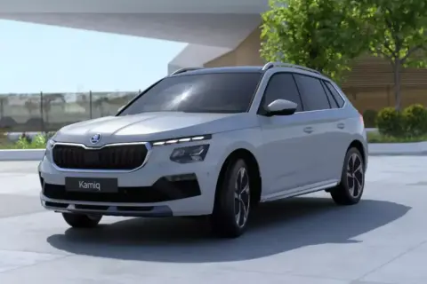 Jasnoszary SUV Skoda Kamiq z fabrycznym LPG prezentuje się nowocześnie na tle architektury i zieleni.