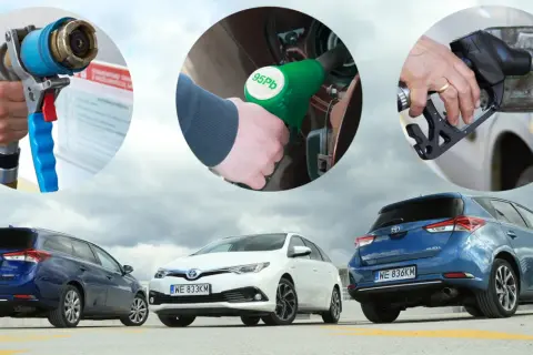 Tankowanie aut spalinowych: pistolety na stacji paliw i trzy samochody Toyota Auris.