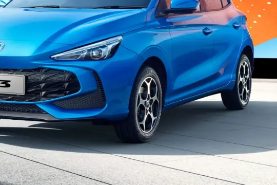 Niebieski hatchback MG3, idealny na pierwszy samochód, to najtańsze auto, które oferuje styl i funkcjonalność.