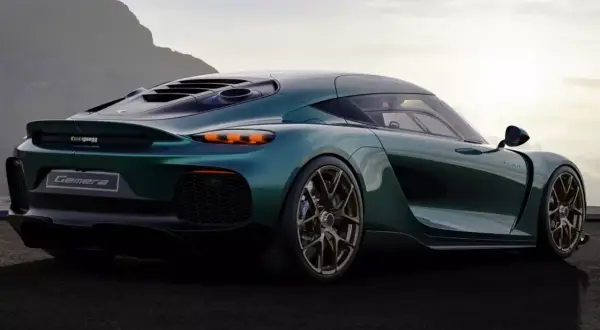 Zielony Koenigsegg Gemera, auto z największą mocą, prezentuje swoje sportowe linie na tle górskiego krajobrazu.