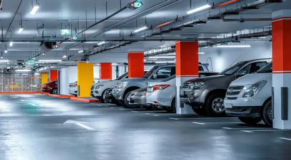 Rząd samochodów na prywatnym parkingu. Uważaj, by nie dostać mandatu za złe parkowanie.
