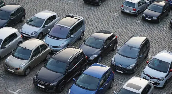 Wiele samochodów na parkingu. Zastanawiasz się, czy płacić wezwanie do zapłaty za parking?