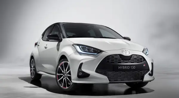 Biały Toyota GR Yaris Hybrid 130, jeden z najmniejszych samochodów osobowych, z czarnym dachem i sportowymi felgami.