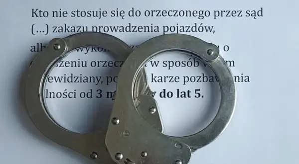 Kajdanki na dokumencie o naruszeniu zakazu sądowego prowadzenia pojazdów. Grozi za to kara pozbawienia wolności do lat 5.