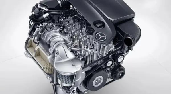Nowoczesny silnik Mercedes-Benz, przykład jednych z najlepszych silników samochodowych, z turbosprężarką i elementami układu wydechowego.