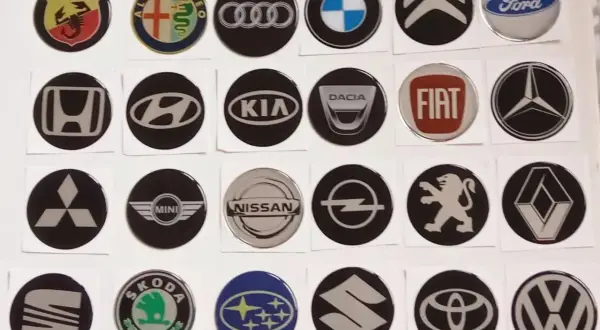 Kolekcja okrągłych znaków na samochodach: Abarth, Alfa Romeo, Audi, BMW, Citroen, Ford, Honda, Hyundai, Kia, Dacia, Fiat, Mercedes, Mitsubishi, Mini, Nissan, Opel, Peugeot, Renault, Seat, Skoda, Subaru, Suzuki, Toyota, Volkswagen.
