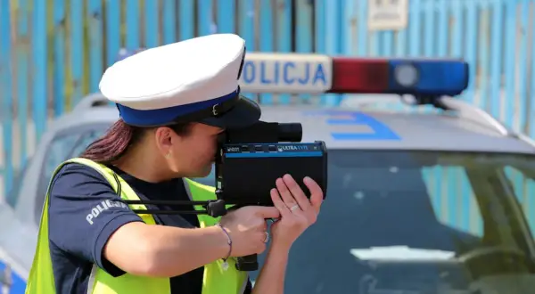 Policjantka mierzy prędkość z bliskiej odległości za pomocą radaru.