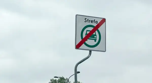 Koniec strefy czystego transportu. Znak informuje o zakończeniu obszaru, gdzie obowiązują ograniczenia dla pojazdów.