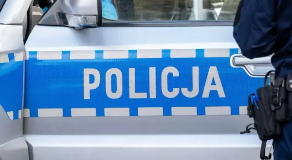 Policjant przy radiowozie z napisem POLICJA. Czyżby nowe mandaty?