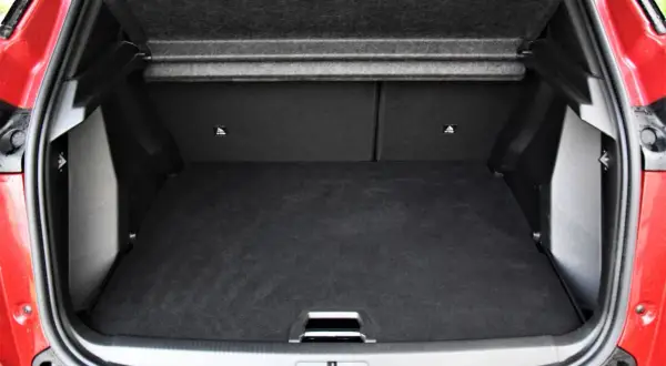 Pojemność bagażnika Peugeot 2008: przestronne wnętrze gotowe na podróż.