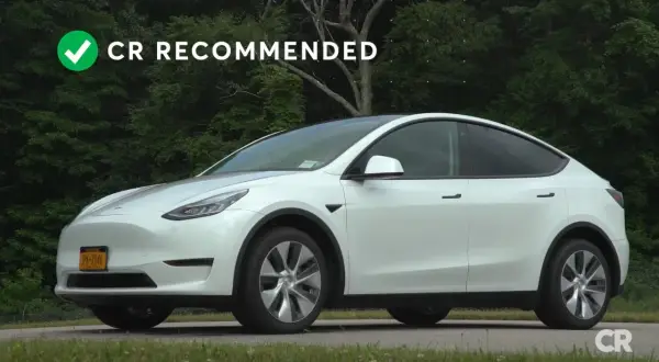 Biała Tesla Model Y, polecana przez CR, to nowoczesny samochód elektryczny, który zachwyca designem i osiągami.