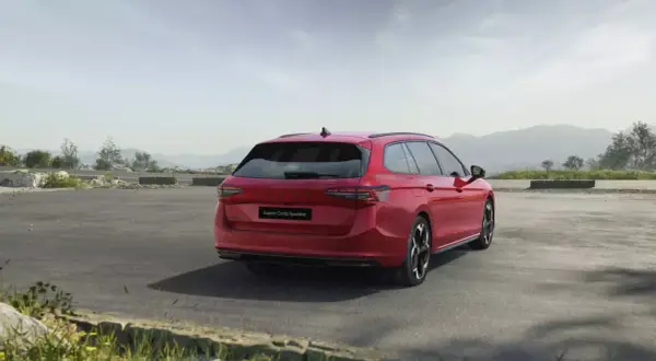 Czerwone, niezawodne kombi Superb Combi Sportline na tle górskiego krajobrazu.