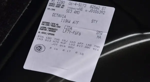 Naklejka z danymi Skody Octavii. Znajdziesz tu informacje o silniku (CZDA), lakierze (LF7Y-F6F6) i wyposażeniu. To pomoże Ci sprawdzić rozrząd po numerze VIN.
