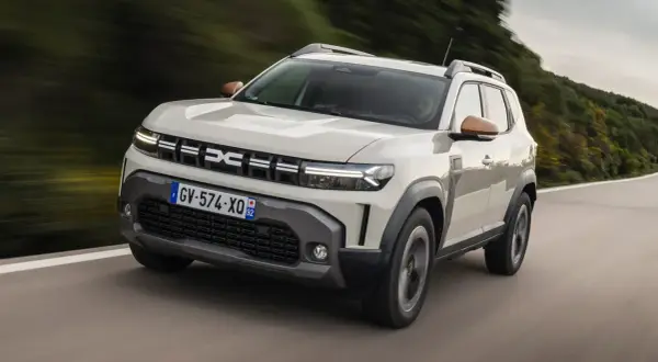 Nowy Dacia Duster, reprezentant segmentu SUV, przemierza malowniczą drogę.