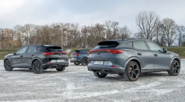 Trzy Cupra Formentor na zimowym parkingu. Zastanawiasz się nad spalaniem? Te SUV-y oferują sportowe wrażenia.