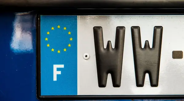 Francuska tablica rejestracyjna z symbolem UE i literą F. Dowiedz się, jak sprawdzić auto po numerze rejestracyjnym.