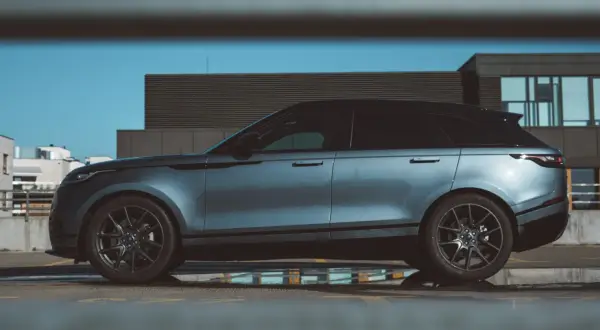 Elegancki Range Rover Velar na parkingu. Nawet tak luksusowe auta mogą czasem sprawić niespodziankę, choć jego awaryjność jest zazwyczaj niska.