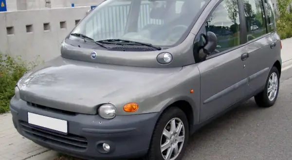 Szary Fiat Multipla, często uznawany za najbrzydsze auto na świecie, z charakterystycznym przodem i nietypowym kształtem.