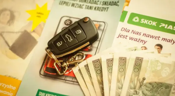 Kluczyk do auta i polskie banknoty. Niskie oprocentowanie kredytu samochodowego to klucz do zakupu wymarzonego pojazdu.