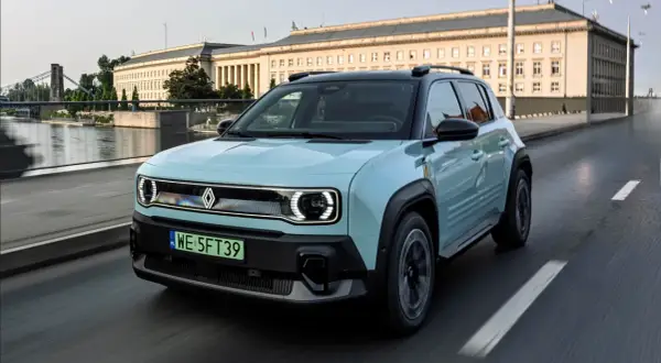 Jasnoniebieski samochód elektryczny Renault 4 na drodze. Dofinansowanie do elektryków może pomóc w zakupie tego ekologicznego pojazdu.