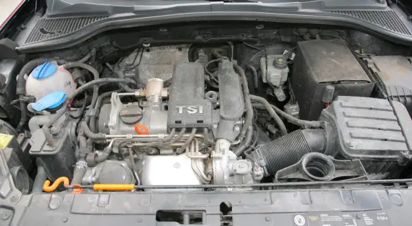 Silnik TSI w samochodzie, pełen przewodów i elementów. Tsi co to znaczy? To skrót od Turbocharged Stratified Injection, czyli turbodoładowana wtryskowa.