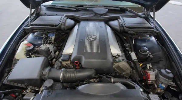 Silnik BMW V8, symbol niezniszczalne silniki diesla. Potężna jednostka napędowa gotowa do pracy.
