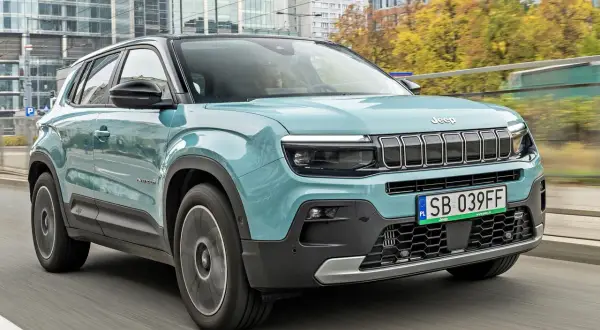 Turkusowy Jeep Avenger na ulicach miasta. Dostępny z różnymi silnikami, ten model to miejska przygoda.