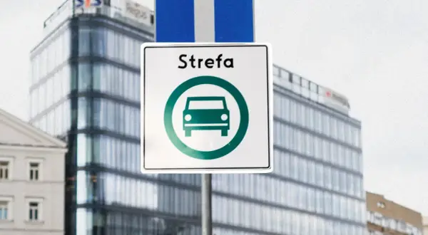 Znak informuje o wjeździe do strefy czystego transportu w Warszawie.