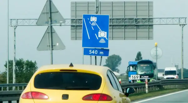 Znak D51a informuje o odcinku z odcinkowym pomiarem prędkości, który zaczyna się za 540 metrów.