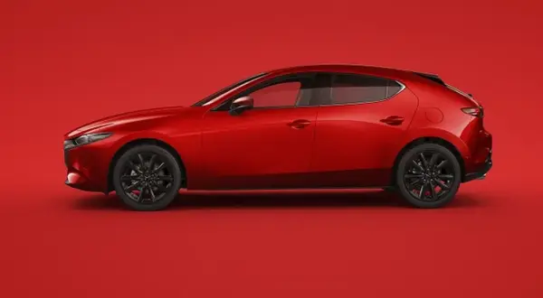 Czerwona Mazda 3 na jednolitym tle. Odkryj bogactwo mazda kolory lakieru, odważny czerwony podkreśla dynamiczną sylwetkę.