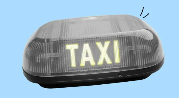 Światło taxi z napisem "TAXI" w kolorze żółtym. Kupiłem auto po taxi, teraz będzie służyć do innych celów.
