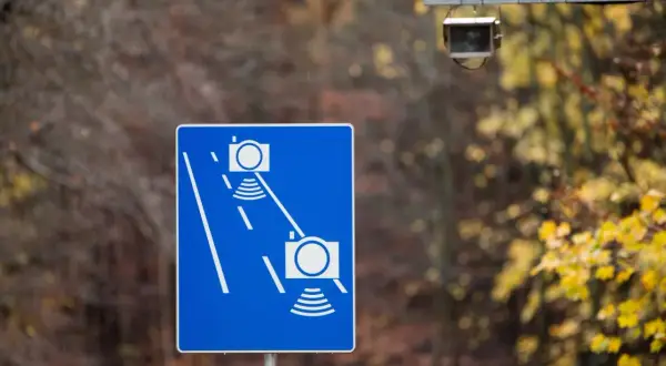 Znak informuje o odcinkowym pomiarze prędkości na A4. Uważaj na kamery rejestrujące jazdę.