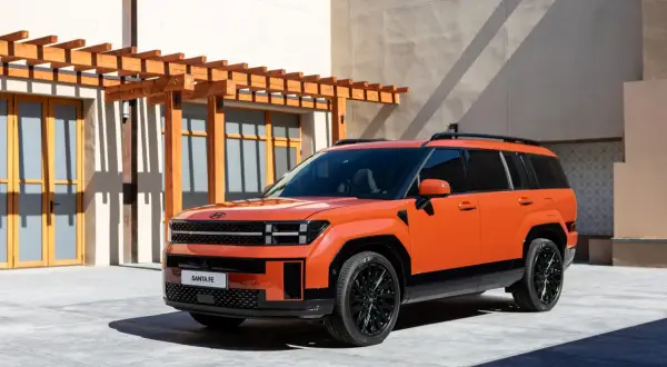 Pomarańczowy, tani SUV z dużym bagażnikiem, idealny na rodzinne wycieczki. Stylowy design i przestronne wnętrze.