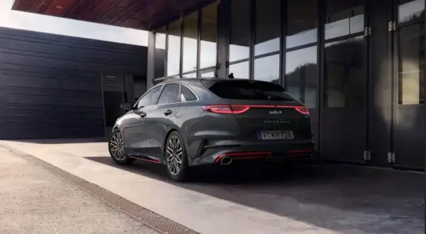 Nowoczesna Kia Proceed, której historia sięga Korei Południowej, prezentuje się dynamicznie na tle architektonicznego budynku.