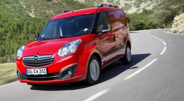 Czerwony bus osobowy Opel Combo na krętej drodze. Czy to ten bus osobowy jest najmniej awaryjny?