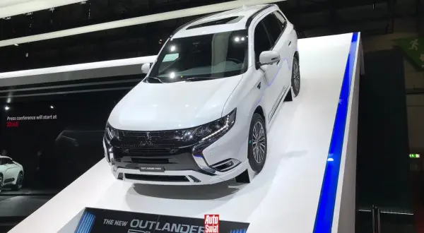 Biały Mitsubishi Outlander PHEV na wystawie. Poznaj dane techniczne tego SUV-a.