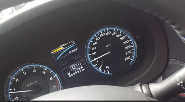 Na desce rozdzielczej widać prędkościomierz, obrotomierz i wskaźnik paliwa. Przebieg 3731 km sugeruje, że limit kilometrów w leasingu jest jeszcze daleko.